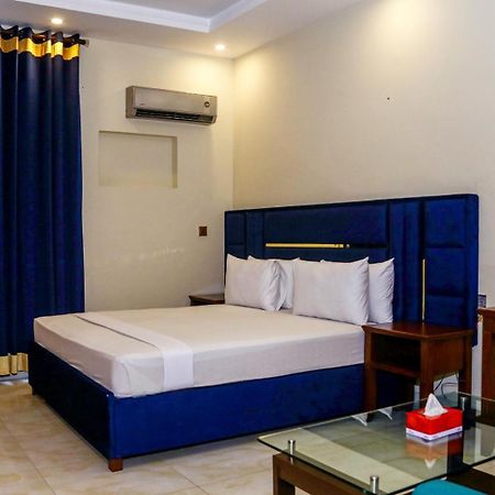 Royalton Inn Qaddafi Lahore Exterior photo