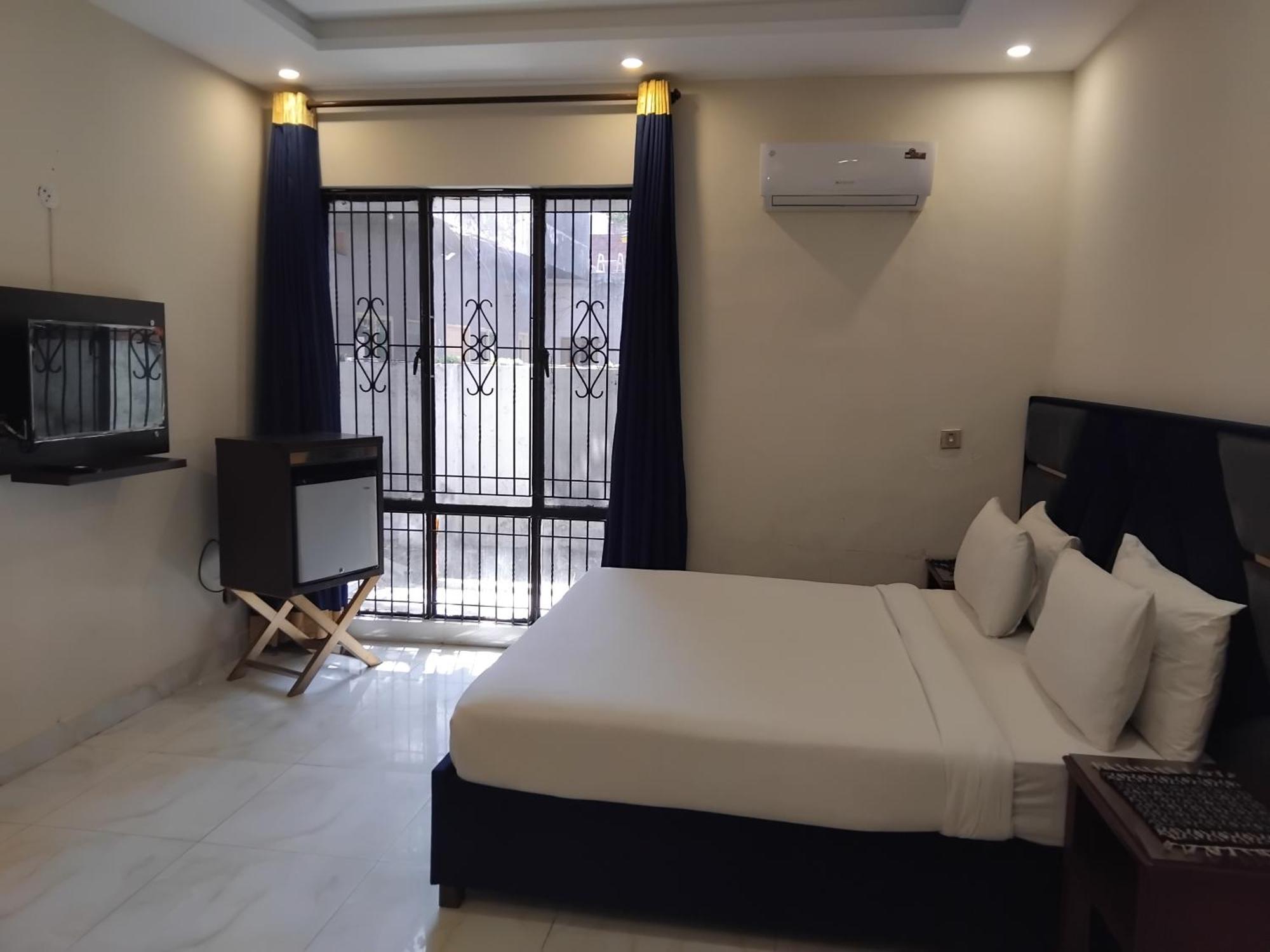 Royalton Inn Qaddafi Lahore Exterior photo