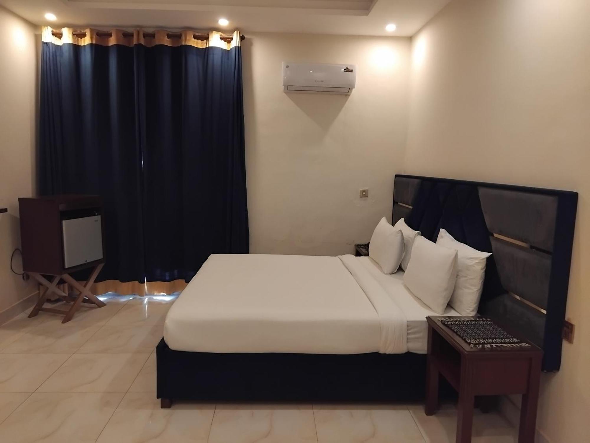 Royalton Inn Qaddafi Lahore Exterior photo