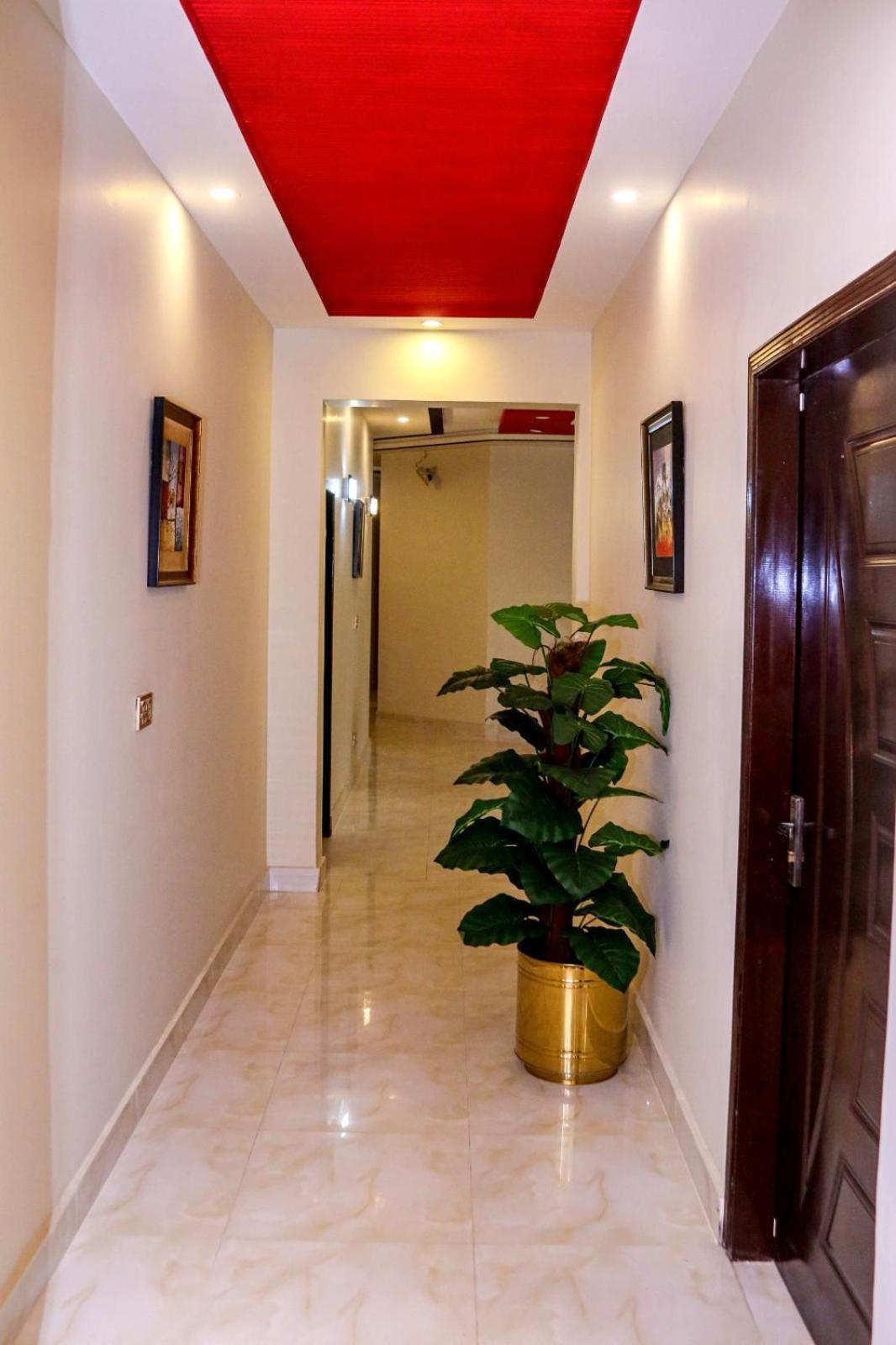 Royalton Inn Qaddafi Lahore Exterior photo